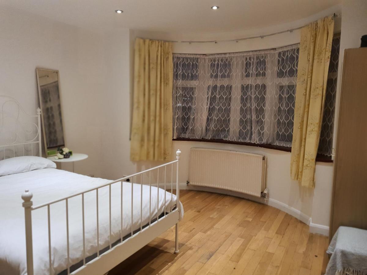 Art Double Bed Room Edgware Екстериор снимка